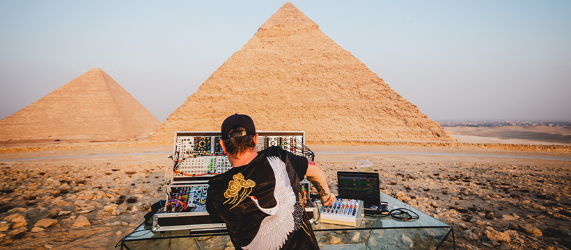 Mira el live act que Sébastien Léger tocó en las Pirámides de Egipto